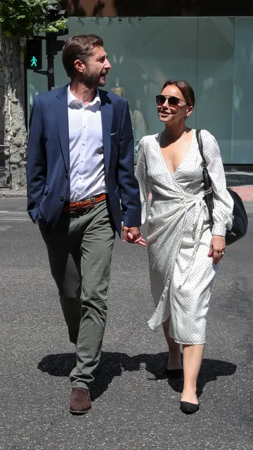 Miguel Sánchez Encinas y Chenoa paseando por Madrid en 2019 Miguel Sánchez Encinas y Chenoa paseando por Madrid en 2019