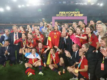 Las jugadoras españolas junto a la reina Letizia, la infanta Sofía, Luis Rubiales y el resto de la expedición celebrando el Mundial Las jugadoras españolas junto a la reina Letizia, la infanta Sofía, Luis Rubiales y el resto de la expedición celebrando el Mundial