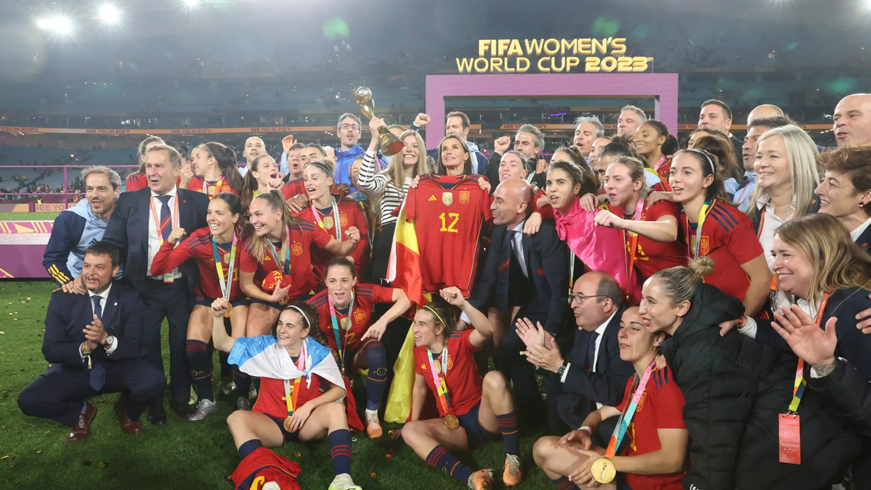 Las jugadoras españolas junto a la reina Letizia, la infanta Sofía, Luis Rubiales y el resto de la expedición celebrando el Mundial Las jugadoras españolas junto a la reina Letizia, la infanta Sofía, Luis Rubiales y el resto de la expedición celebrando el Mundial