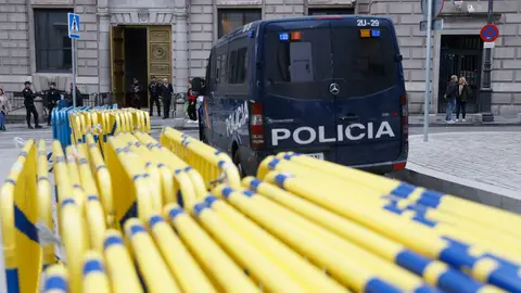 Vallas colocadas a las puertas del Congreso Vallas colocadas a las puertas del Congreso