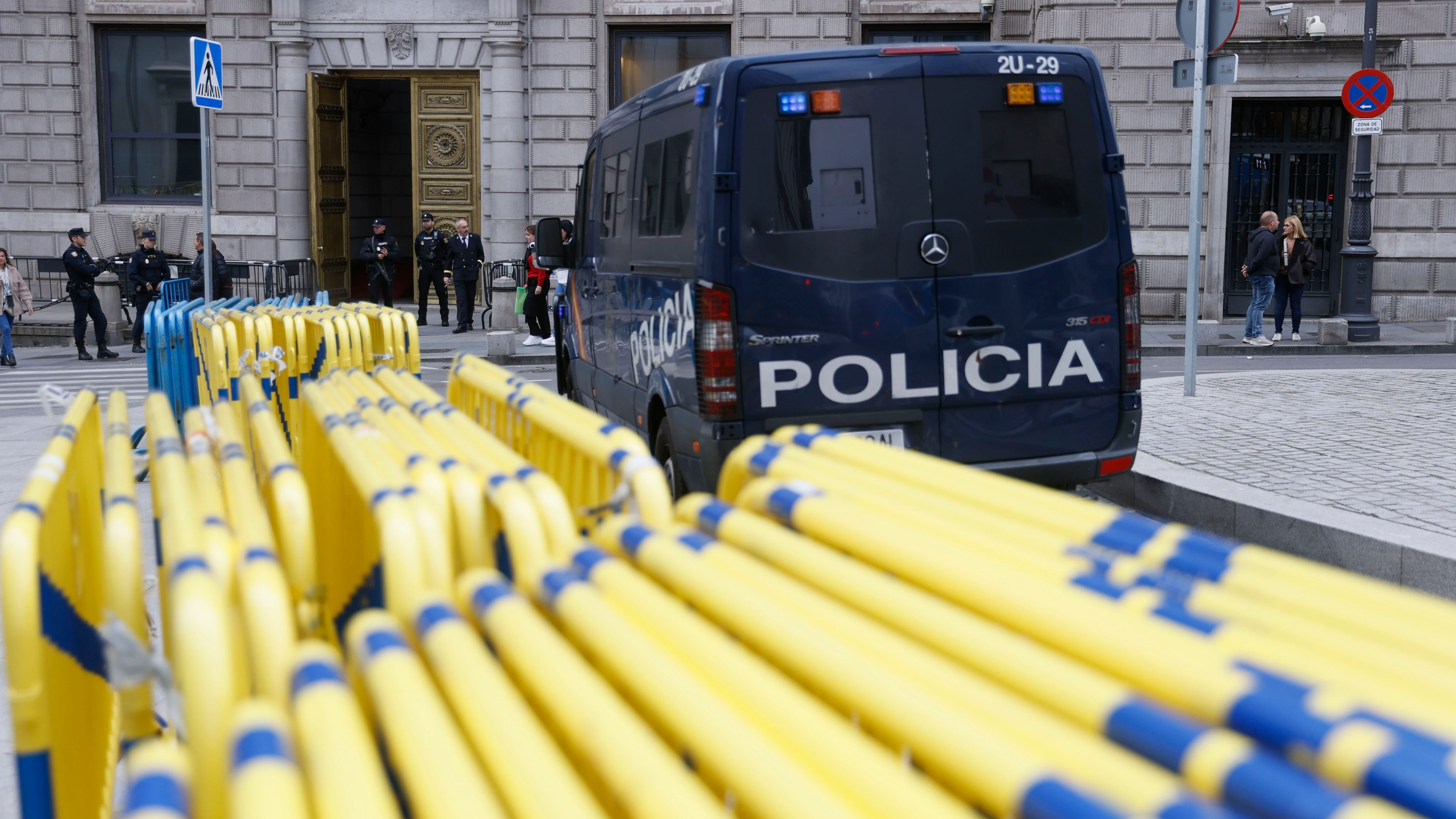 Vallas colocadas a las puertas del Congreso Vallas colocadas a las puertas del Congreso
