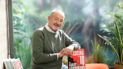Karlos Arguiñano con su nuevo libro Cocina de 10 Karlos Arguiñano con su nuevo libro Cocina de 10
