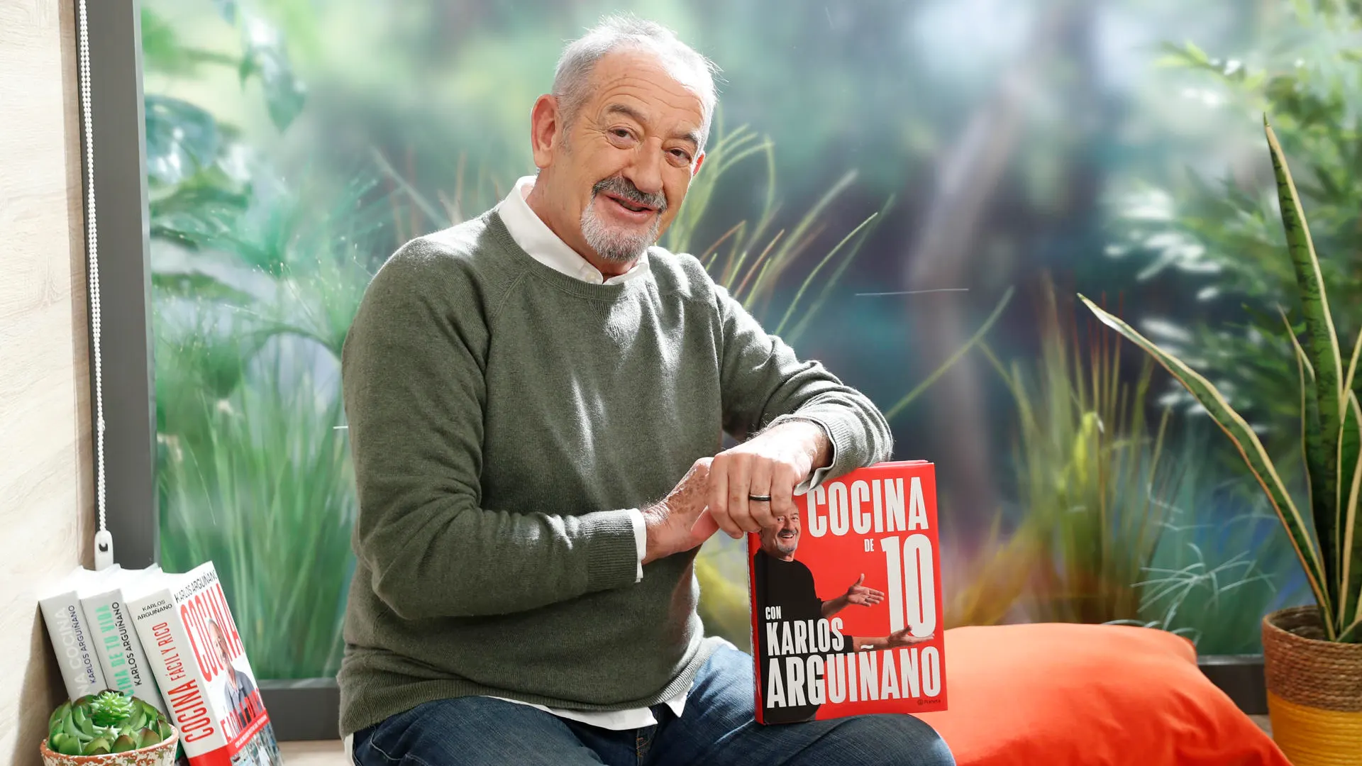 Karlos Argui&ntilde;ano con su nuevo libro Cocina de 10