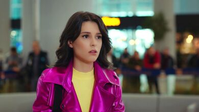 Lila va ilusionada al aeropuerto a recibir a Yiğit… ¡pero él aparece con una chica de la mano!