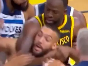Draymond Green cogiendo por el cuello a Rudy Gobert Draymond Green cogiendo por el cuello a Rudy Gobert