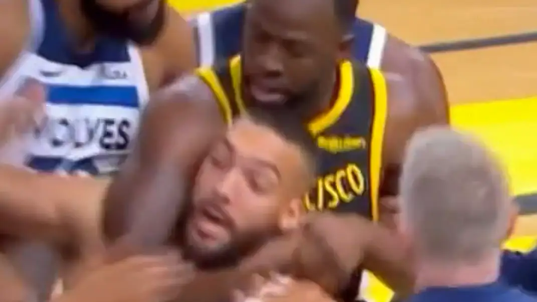 Draymond Green cogiendo por el cuello a Rudy Gobert Draymond Green cogiendo por el cuello a Rudy Gobert
