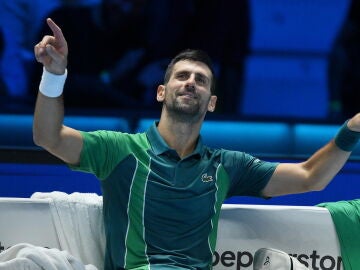 Novak Djokovic dirigiéndose al público en su partido ante Jannik Sinner
