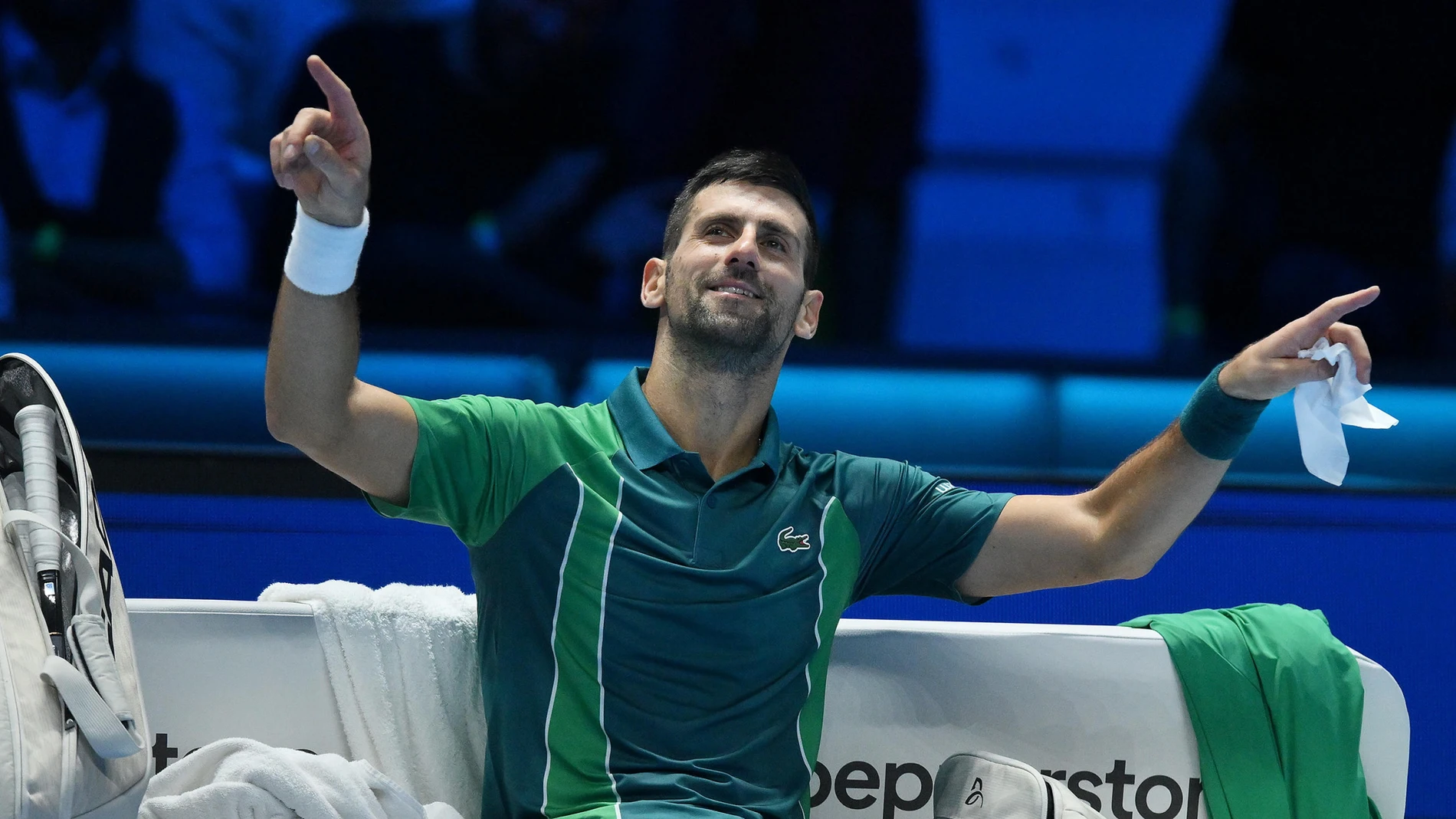 Novak Djokovic dirigiéndose al público en su partido ante Jannik Sinner