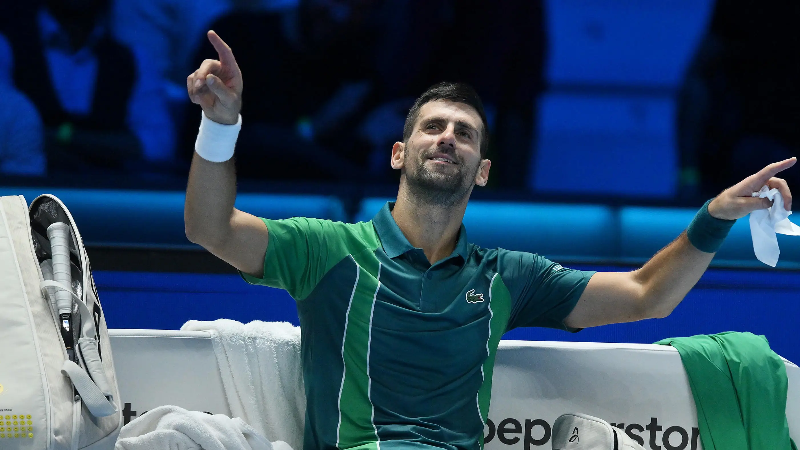 Novak Djokovic dirigiéndose al público en su partido ante Jannik Sinner Novak Djokovic dirigiéndose al público en su partido ante Jannik Sinner
