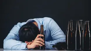 Hombre durmiendo con botellas de alcohol Hombre durmiendo con botellas de alcohol