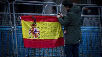 Cuelgan banderas de España en el Congreso