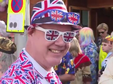 Miles de turistas británicos celebran la Fancy Dress Party