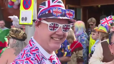 Miles de turistas británicos celebran la Fancy Dress Party