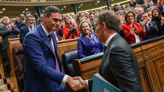Alberto N&uacute;&ntilde;ez Feij&oacute;o a Pedro S&aacute;nchez mientras le estrecha la mano: "Esto es una equivocaci&oacute;n"