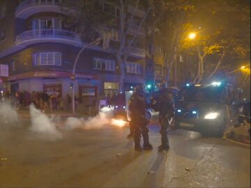 Policías antidisturbios desplegados la noche del miércoles en la Calle Ferraz, Madrid