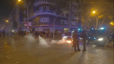 Policías antidisturbios desplegados la noche del miércoles en la Calle Ferraz, Madrid