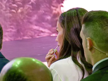 Letizia echándose gloss en un acto Letizia echándose gloss en un acto