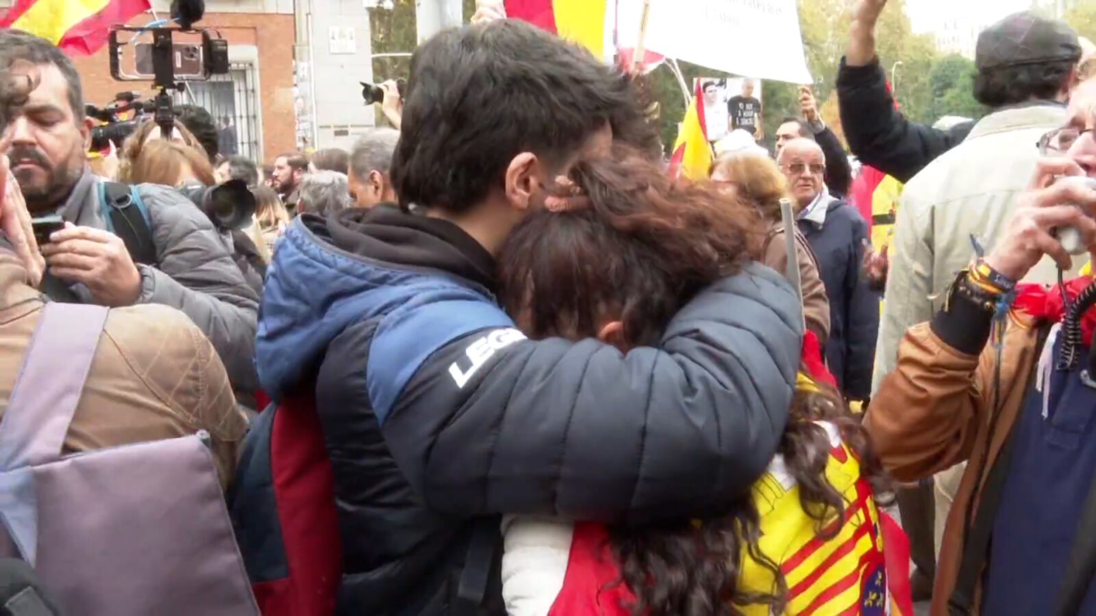 Lágrimas y rabia a las puertas del Congreso en la investidura de Sánchez: 