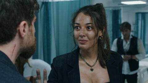 Rüya se enfrenta a Iskender por abandonarla en medio de las llamas