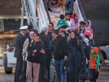 Españoles evacuados de Gaza a su llegada al aeropuerto de Torrejón de Ardoz