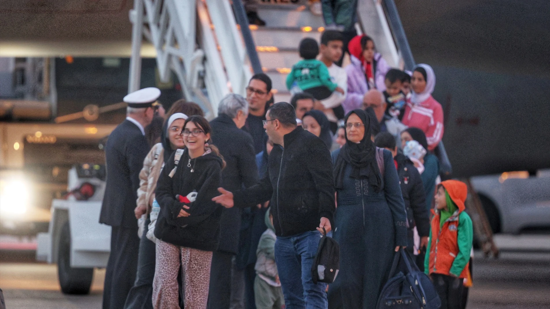 Españoles evacuados de Gaza a su llegada al aeropuerto de Torrejón de Ardoz Españoles evacuados de Gaza a su llegada al aeropuerto de Torrejón de Ardoz