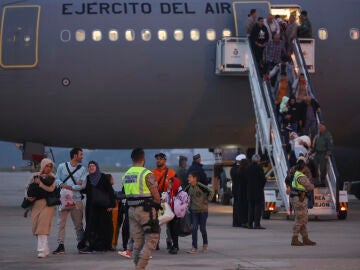 Hispanopalestinos evacuados de Gaza a su llegada a la base de Torrejón