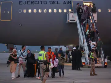 Hispanopalestinos evacuados de Gaza a su llegada a la base de Torrejón Hispanopalestinos evacuados de Gaza a su llegada a la base de Torrejón