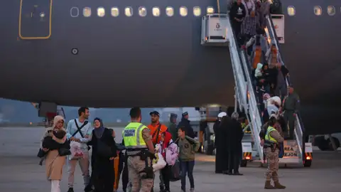 Hispanopalestinos evacuados de Gaza a su llegada a la base de Torrejón Hispanopalestinos evacuados de Gaza a su llegada a la base de Torrejón