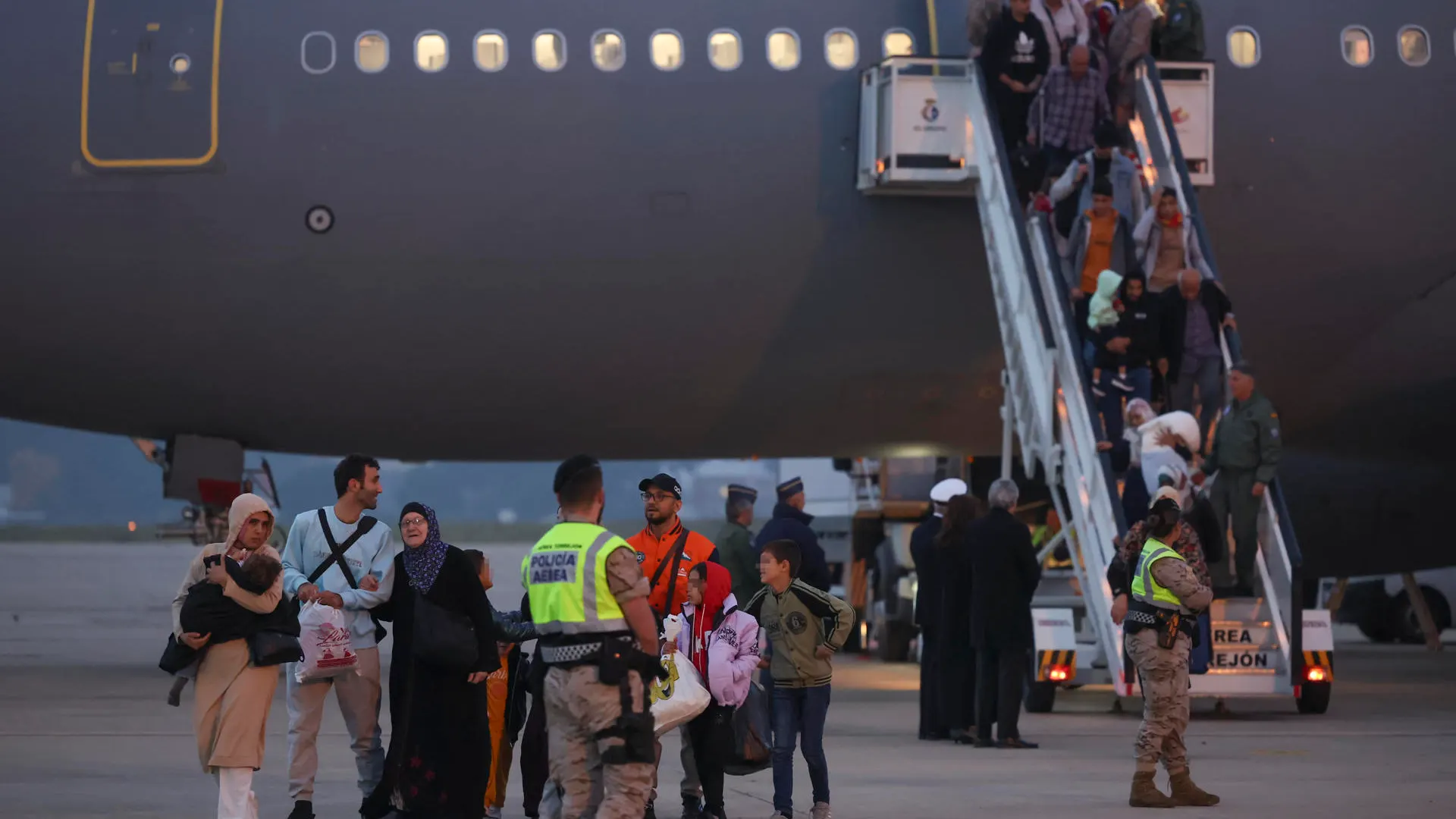 Hispanopalestinos evacuados de Gaza a su llegada a la base de Torrej&oacute;n