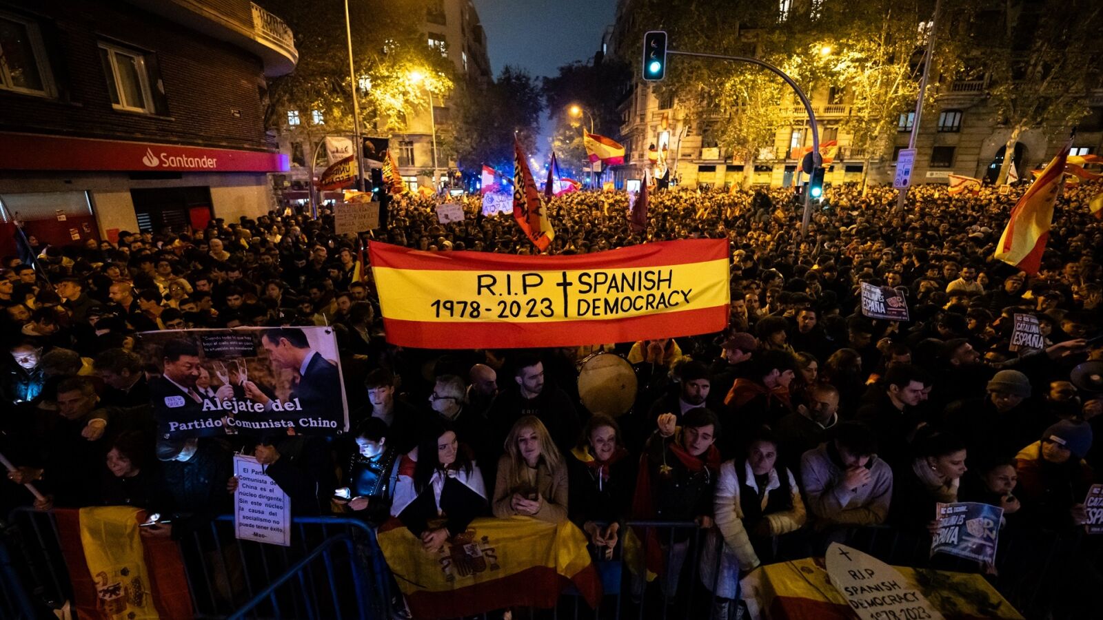 Incidentes y cargas policiales en Ferraz en la decimocuarta noche de protestas contra los pactos de investidura