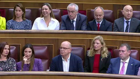 Las risas de los diputados Matute y Pozueta tras el gesto del socialista José Zaragoza
