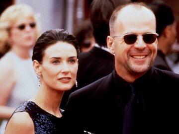 Demi Moore y Bruce Willis en los Premios Emmy Awards de 1997