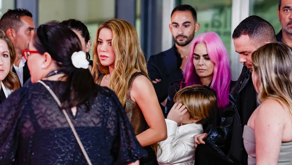 Shakira llega a los Grammy junto a sus hijos