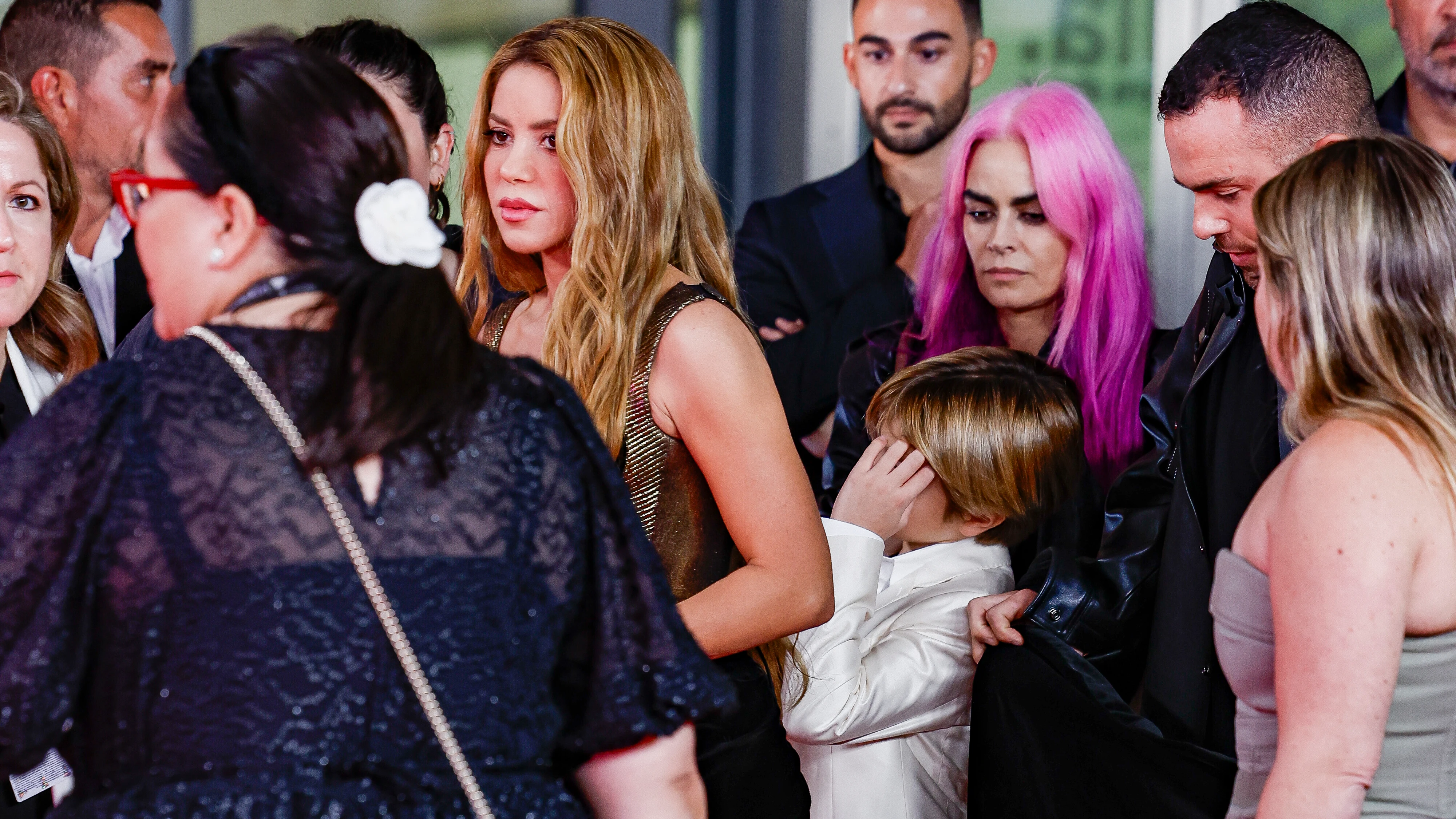 Shakira llega a los Grammy junto a sus hijos