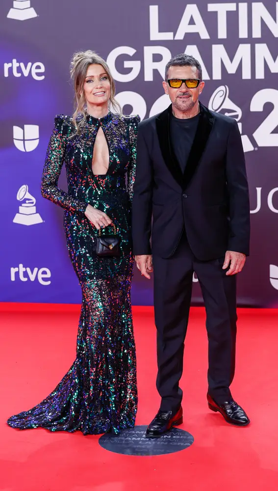 Antonio Banderas y Nicole Kimpel en los Latin Grammy 2023