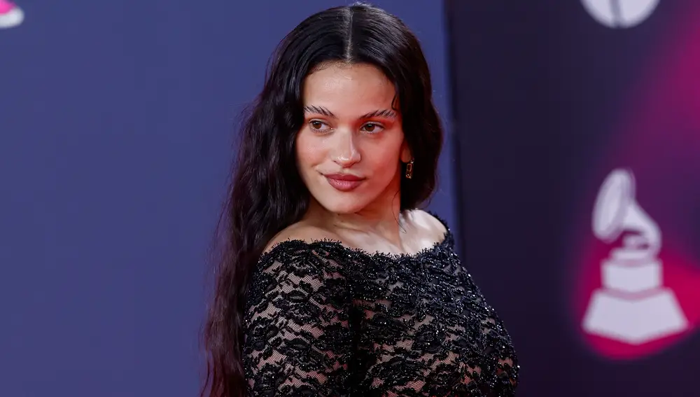 Rosalía posando en la alfombra roja Latin Grammy 2023