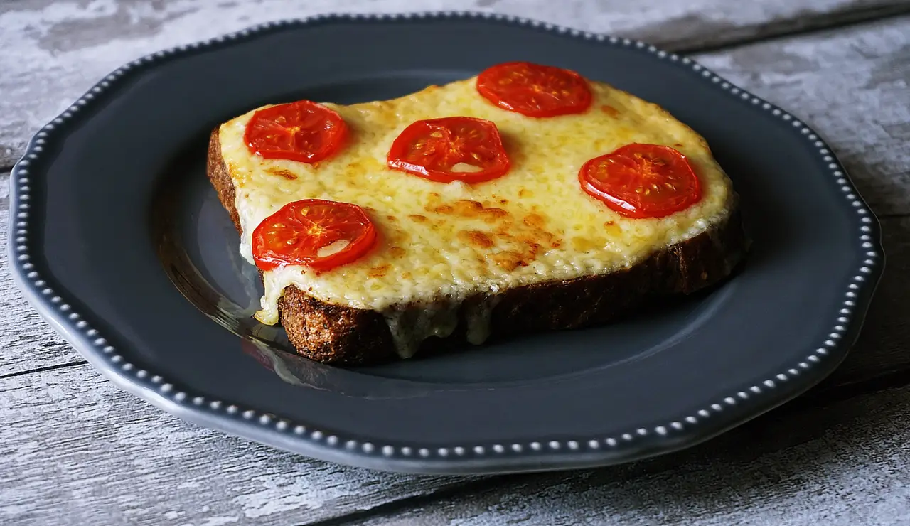 Tostada con queso, ajo y tomate
