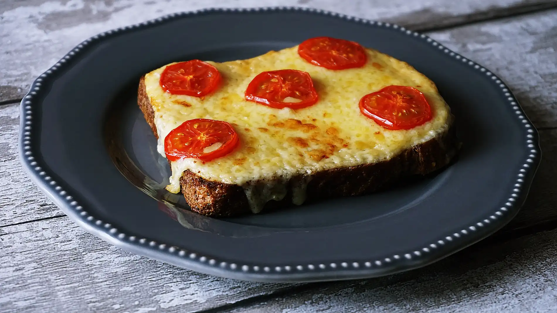 Tostada con queso, ajo y tomate