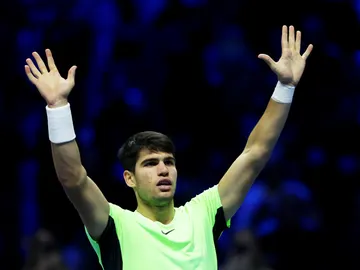 Carlos Alcaraz celebra con el público tras ganar a Andrey Rublev Carlos Alcaraz celebra con el público tras ganar a Andrey Rublev