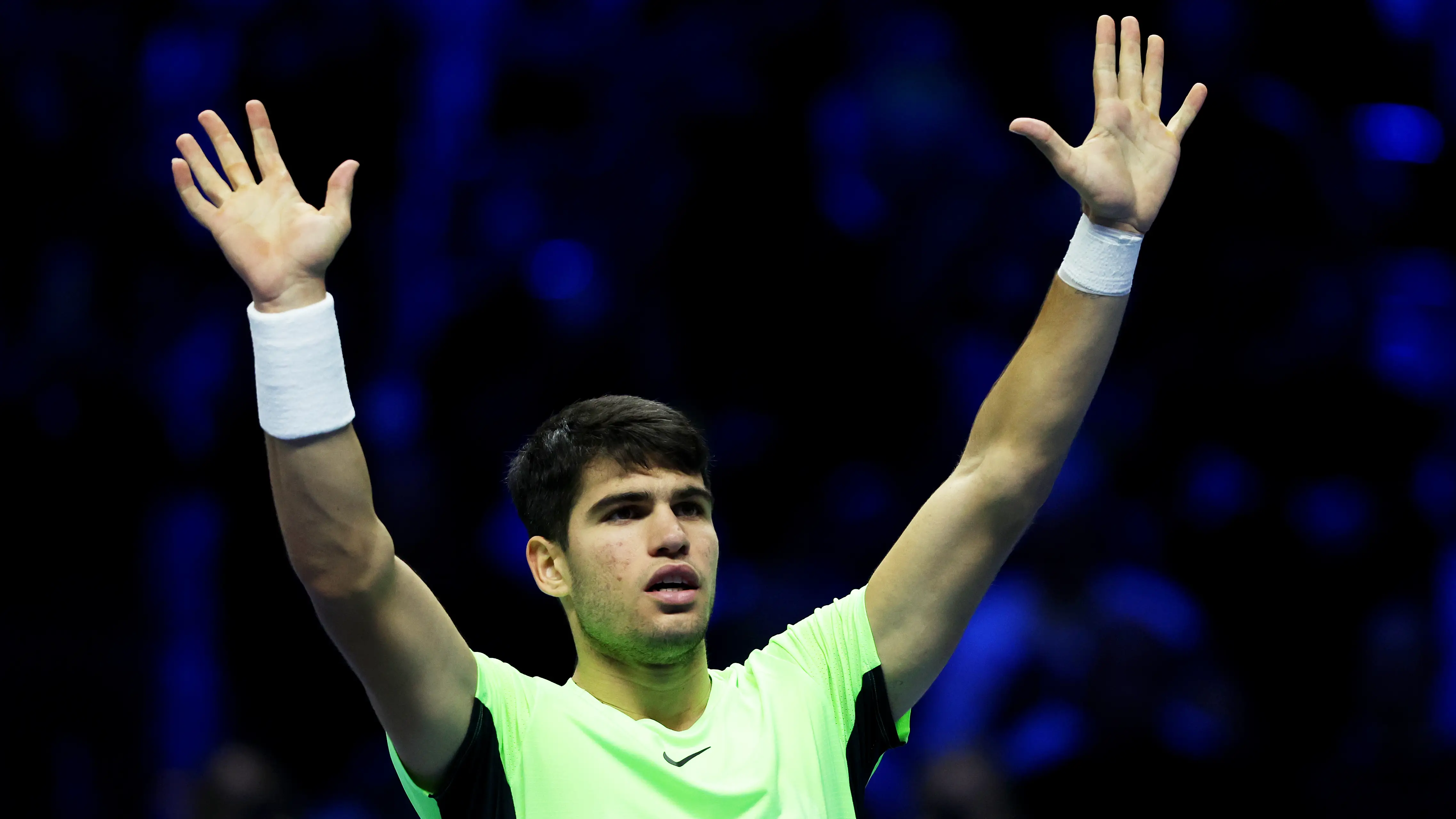 Carlos Alcaraz celebra con el público tras ganar a Andrey Rublev Carlos Alcaraz celebra con el público tras ganar a Andrey Rublev