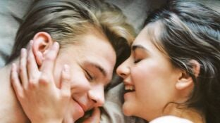 Imagen de archivo de una pareja en la cama