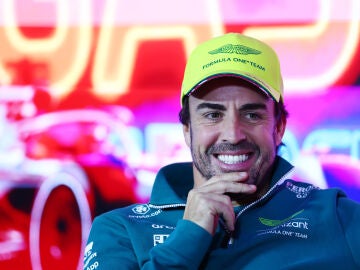 Fernando Alonso sonríe en una rueda de prensa en Las Vegas
