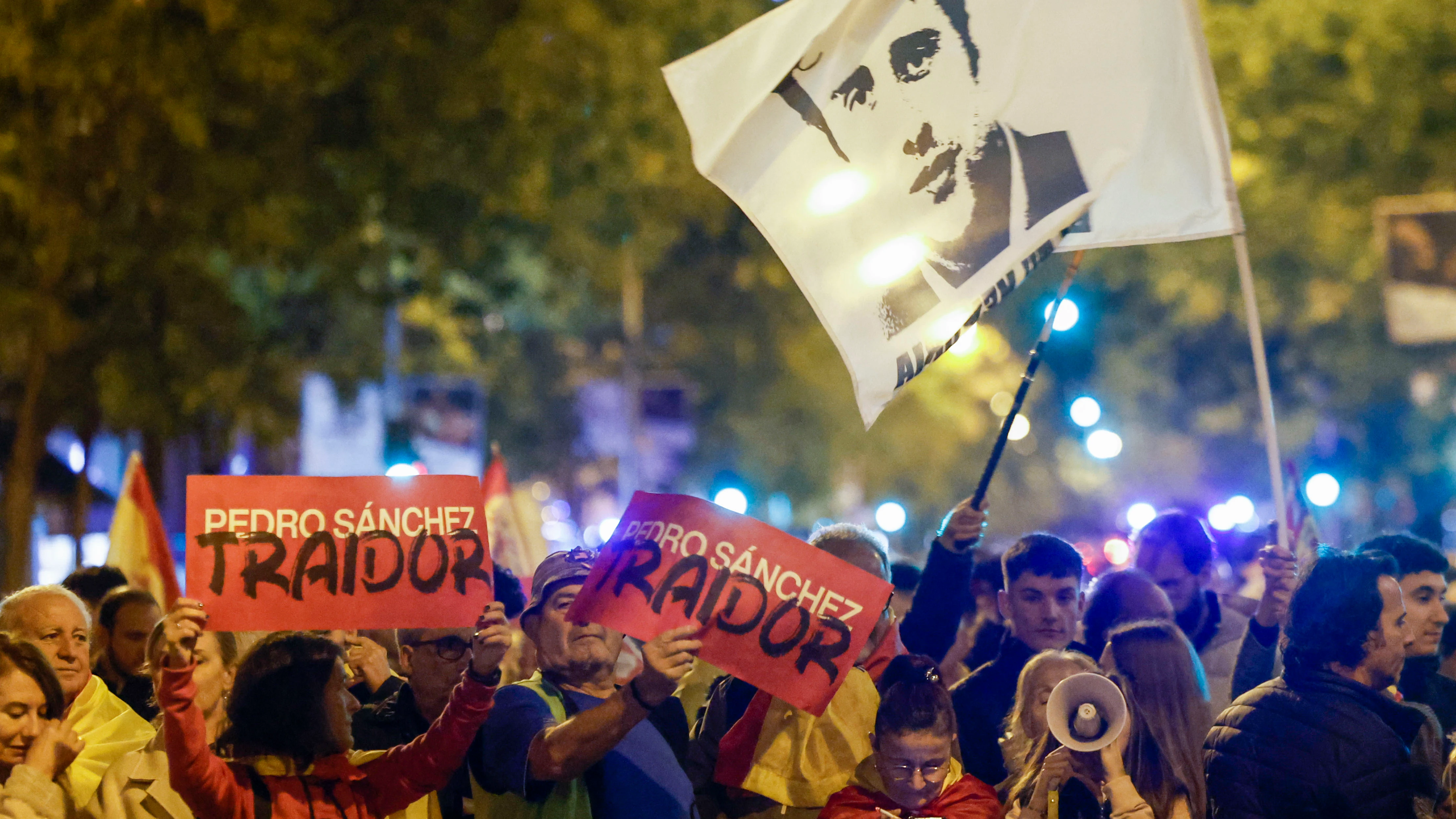 Concentración convocada contra la ley de amnistía frente a la sede del PSOE