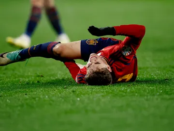 Gavi, en el momento de caer gravemente lesionado con España Gavi, en el momento de caer gravemente lesionado con España