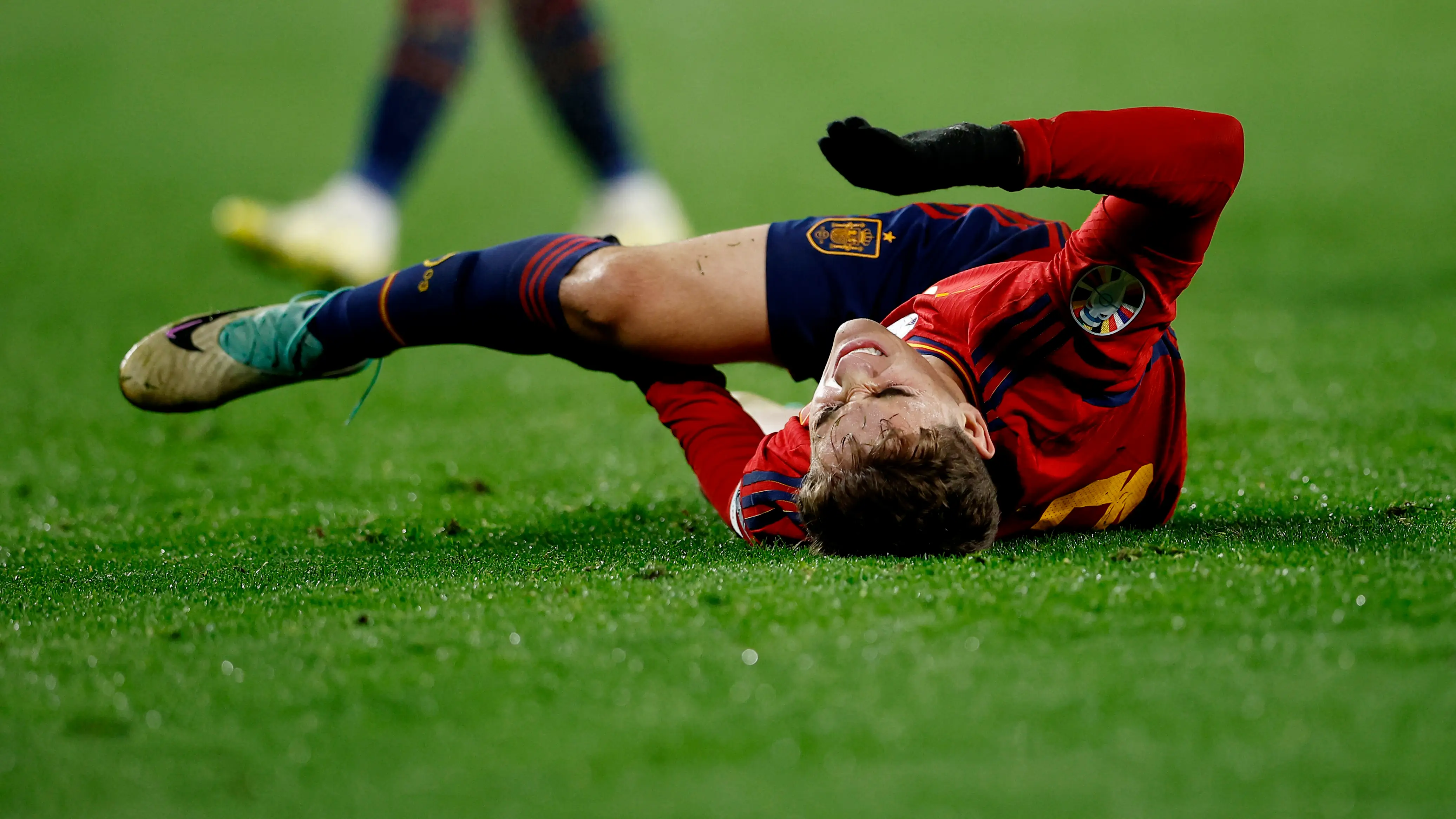 Gavi, en el momento de caer gravemente lesionado con España Gavi, en el momento de caer gravemente lesionado con España
