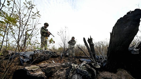 Soldados ucranianos inspeccionan una posici&oacute;n rusa destruida.