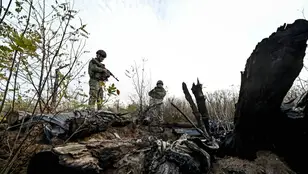 Soldados ucranianos inspeccionan una posición rusa destruida.