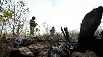 Soldados ucranianos inspeccionan una posición rusa destruida.