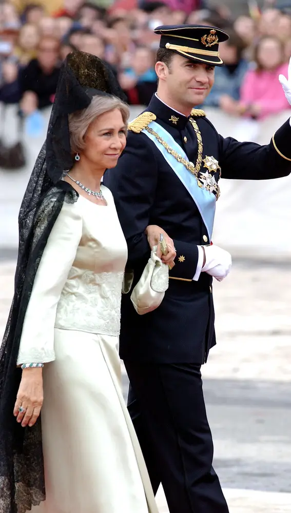 Doña Sofía luciendo su conjunto de esmeraldas en la boda de su hijo Felipe