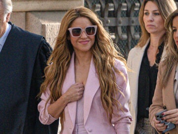 Shakira, junto a sus abogados